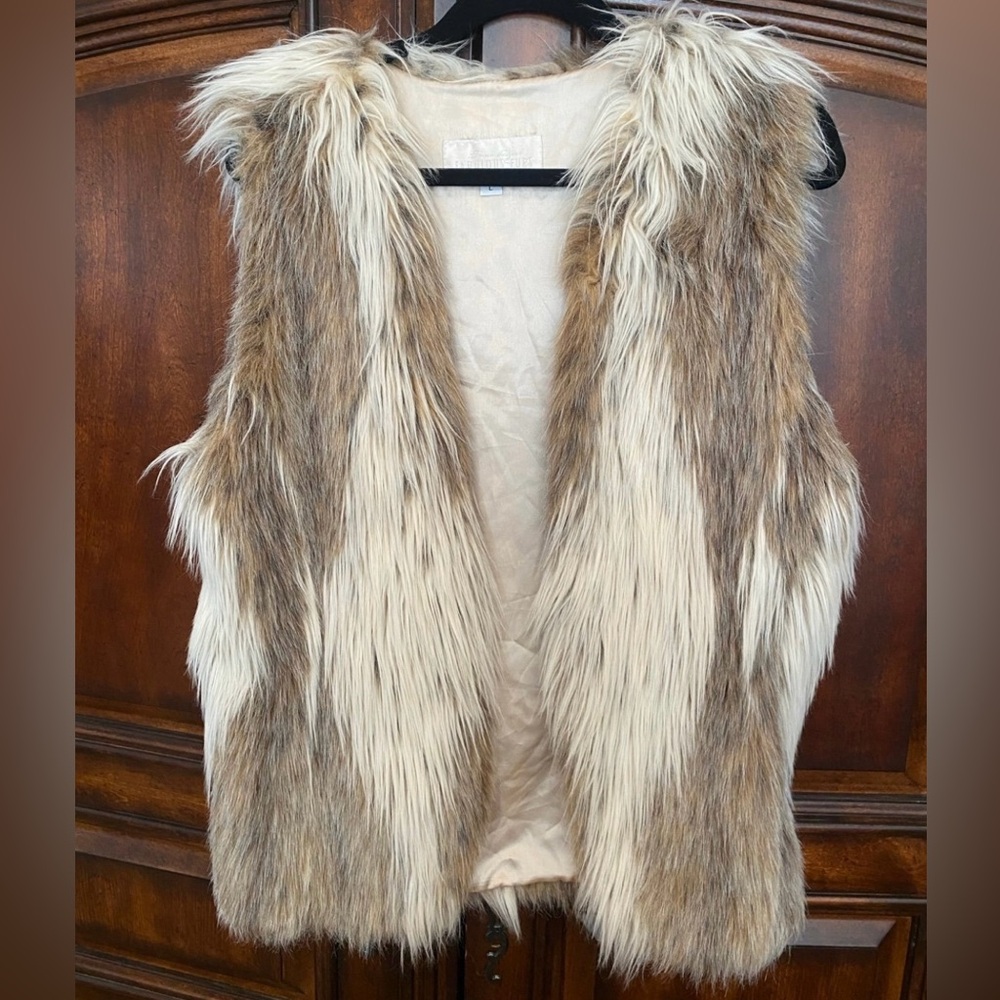 EUC! Donna Salyers "FABULOUS FURS" Vest Size
Large. Retails $298